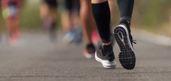 Maraton Igång Mot Bakgrund Kvällen Detalj Ben — Stockfoto