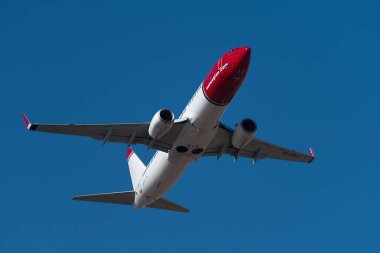 Tenerife, İspanya 03.02.2019 Norveç Boeing B737-800 uçak gökyüzünde uçan. Norveçli bir düşük maliyetli taşıyıcı havayolu şirketidir
