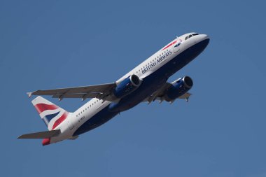 Tenerife, İspanya 14.02.2019 British Airways Airbus A320-232 uçak mavi gökyüzünde uçan