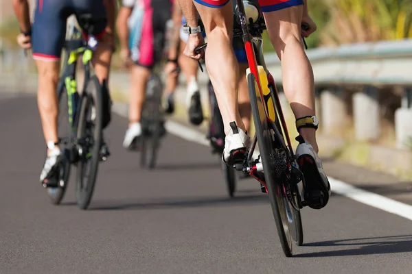 Competição Ciclismo Atletas Ciclistas Montando Uma Corrida Alta Velocidade — Fotografia de Stock