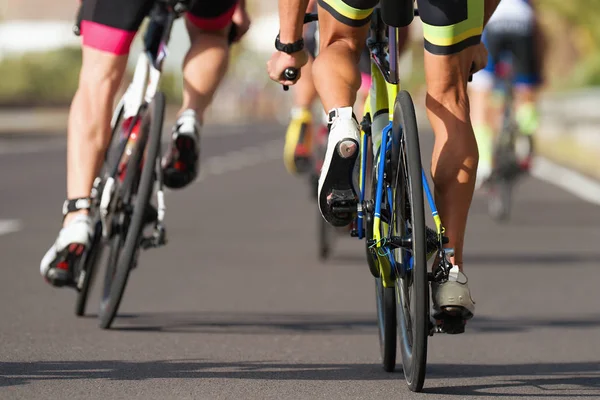 サイクリングの競争 高速でのレースに乗って自転車選手 — ストック写真