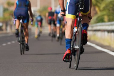 Yüksek hızda bir yarış sürme Bisiklete binme rekabet bisikletçi sporcular