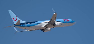 Tenerife, İspanya 15.03.2019 TUI Airlines Boeing 787-800 uçak mavi gökyüzünde uçan