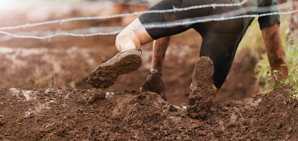 Corrida Lama Runners Crawling Passando Sob Arame Farpado Obstáculos Durante — Fotografia de Stock