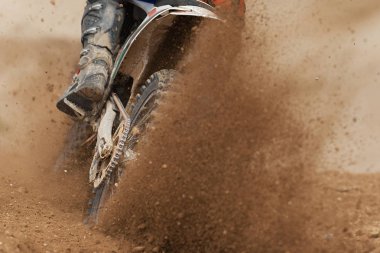 Motocross yarışta sürüş arka tekerlek motocross bisiklet binici