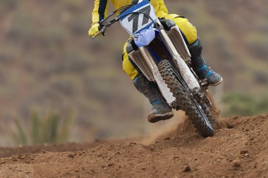 Motocross yarışta sürüş arka tekerlek motocross bisiklet binici