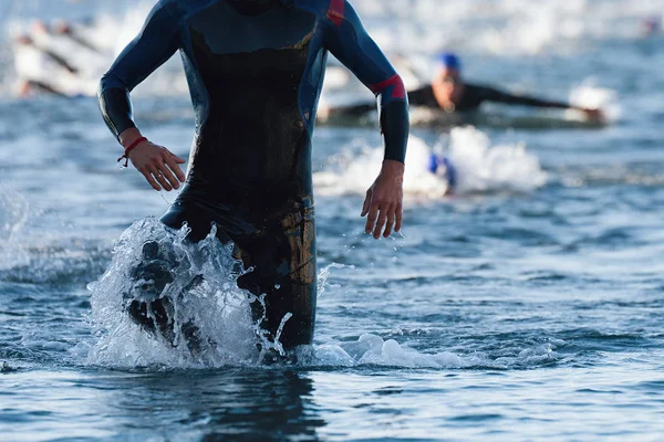 Triathletes Τρέχει Έξω Από Νερό Αγώνα Τριάθλου — Φωτογραφία Αρχείου
