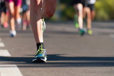 Maraton koşusu, insanlar şehir yolunda yürüyor.