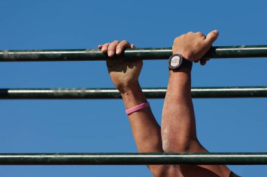 Eller engeli aşmak engelleri yarış rayları üzerinde çalışan yarış çamur. El içinde el