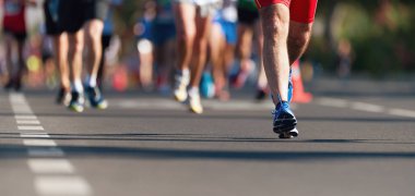 Maraton koşusu, insanlar şehir yolunda yürüyor.