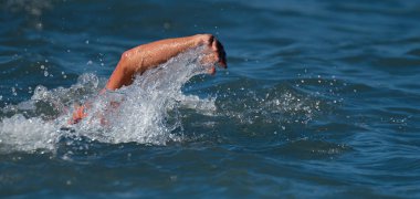 Gezinme mavi denizde Yüzme adam yüzücü