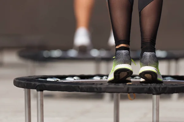 Fitness kadınlar küçük trambolinler üzerinde atlama, rebounder egzersiz