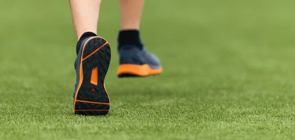 Correndo Detalhes Crianças Sapatos Esportivos Correndo Longo Grama Verde — Fotografia de Stock