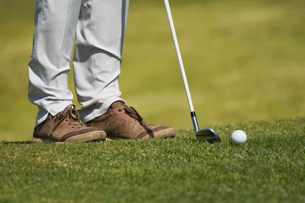 Jugar Golf Preparándose Para Disparar Hombre Poniéndose Verde —  Fotos de Stock