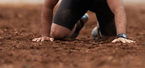 Biegacze Wyścigów Błotnych Crawling Przechodząc Pod Przeszkody Drutu Kolczastego Podczas — Zdjęcie stockowe