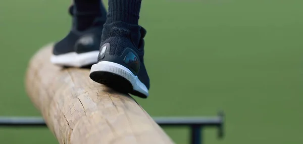 Piedi Atleta Mentre Cammina Una Trave Legno Fuori Nel Parco — Foto Stock