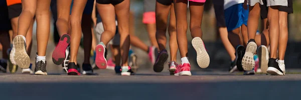 跑步的孩子 年轻的运动员跑在孩子赛跑 跑在城市路细节在腿 奔跑在早晨的光 — 图库照片