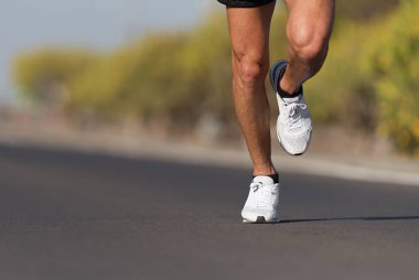 Yüksek yoğunluklu aralıklı eğitim Sprint yapıyor maraton çalıştırmak için yol eğitimi üzerinde çalışan spor ve fitness Runner adam