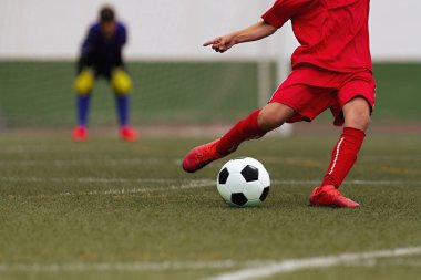 Çocuklar futbol turnuvası oyunu oynuyor, spor sahasında futbol oynuyor