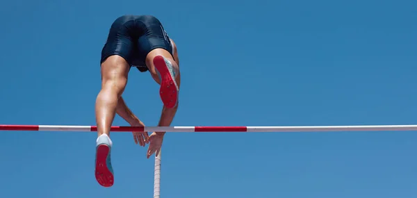 Atleta Salto Pólo Com Céu Azul — Fotografia de Stock