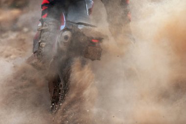 Motokros yarışçısı hızını artırıyor, motokros yarışında sürüyor.