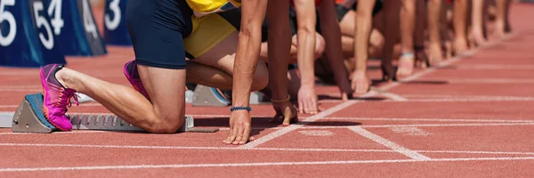 Başlangıç blokları erkek parça sporcular Grubu. Eller başlangıç çizgisinde. Atletizmde sprint başlangıç çizgisinde atletler