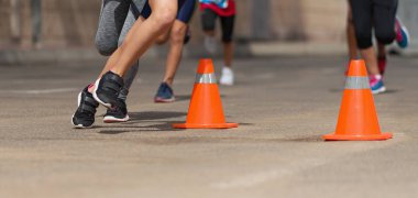 Çalışan çocuk, genç sporcular city road detay ayak üzerinde çalışan bir çalıştırmak çocuklar yarışta koşmak sabah ışığında çalışan