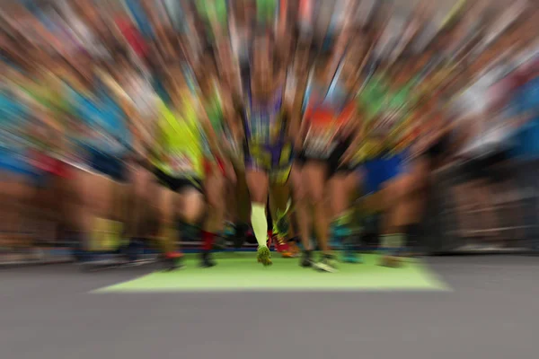 马拉松跑步竞赛人脚在城市道路 — 图库照片