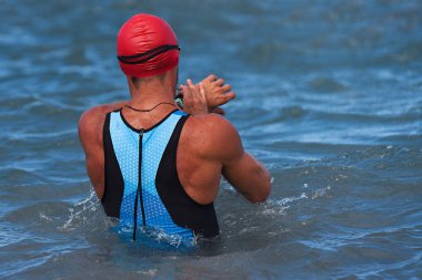 Triatlon yüzme spor adam yüzme zamanı kontrol başlatmak, akıllı izlemek kalp hızı