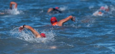 Grup insanlar içinde de triatlon Yüzme wetsuit