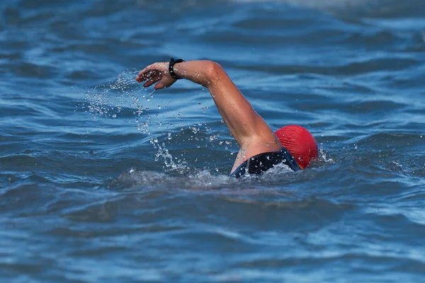 Braço Branco Atleta Nadador Caucasiano Nadando Oceano — Fotografia de Stock