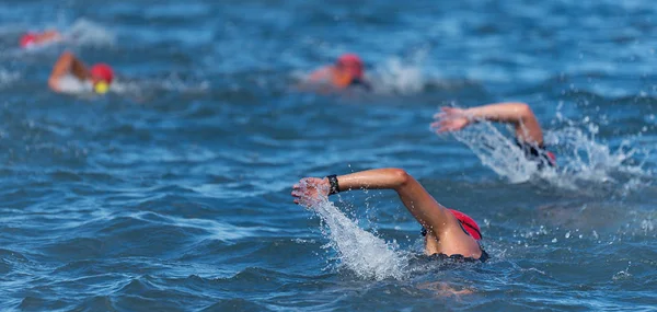 Grupp Människor Våtdräkt Simning Vid Triathlon — Stockfoto