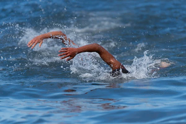 Αθλητές Που Κολυμπούν Ένα Διαγωνισμό Κολύμβησης Στο Τρίαθλο — Φωτογραφία Αρχείου