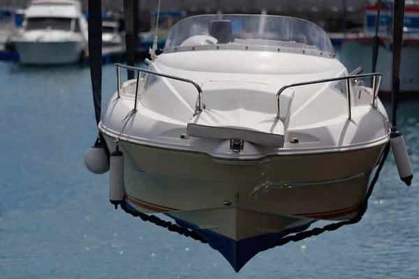 Witte Boot Stijgt Uit Zee Met Behulp Van Kraan Bootlift — Stockfoto