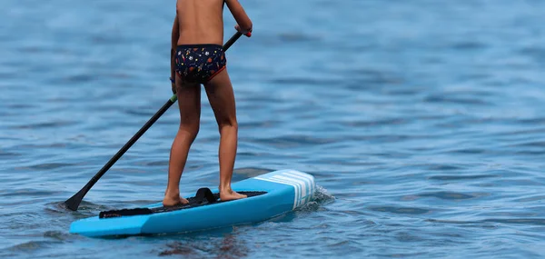 Junge Paddelt Auf Stand Paddleboard Paddel Boarder — Stockfoto