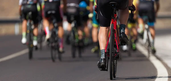 Cyklistická Soutěž Cyklističtí Sportovci Závodě Vysoké Rychlosti Detail Cyklistické Obuvi — Stock fotografie