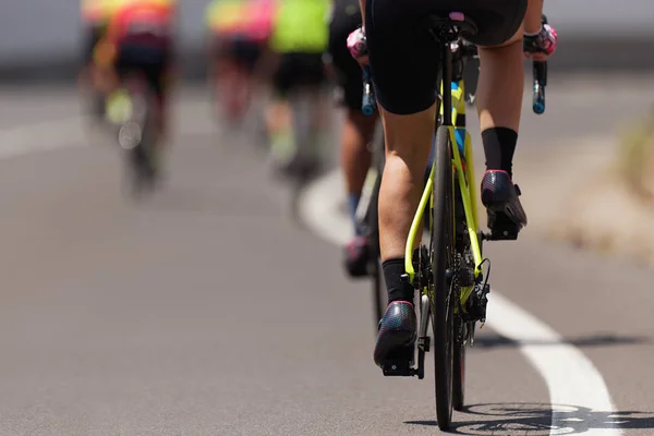 サイクリング競技サイクリスト選手は サイクリングシューズの詳細でレースに乗る — ストック写真
