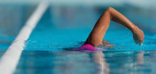 Gara Nuoto Atleta Nuotatore Facendo Strisciare Ictus Piscina — Foto Stock