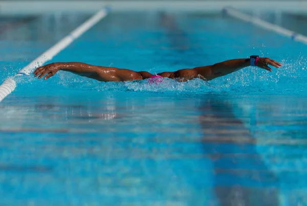 Atleta Nadador Competição Natação Fazendo Acidente Vascular Cerebral Borboleta Piscina — Fotografia de Stock