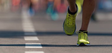 Maraton koşusu, insanlar şehir yolunda yürüyor.