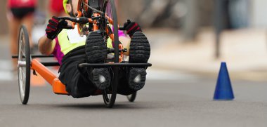 Maraton sırasında tekerlekli sandalyedeki engelli sporcu