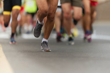 Maraton koşusu, insanlar şehir yolunda yürüyor.