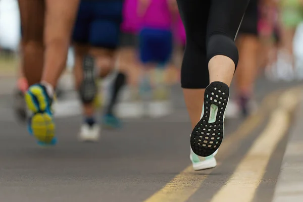 Şehir Yolda Büyük Grup Koşucu Çalıştıran Maraton Koşucu — Stok fotoğraf