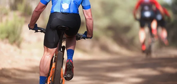 Atletas Ciclismo Montaña Sendero Forestal Carrera Bicicleta Montaña —  Fotos de Stock