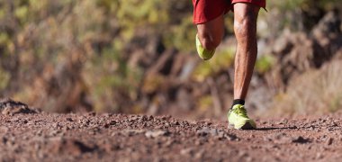 İz süren adam dağ yolunda egzersiz yapıyor.