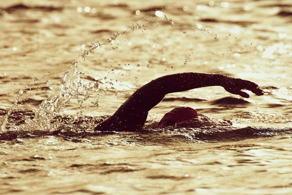 Σιλουέτα Άνθρωπος Τρίαθλο Σιδήρου Άνθρωπος Αθλητής Κολυμβητές Κολύμπι — Φωτογραφία Αρχείου