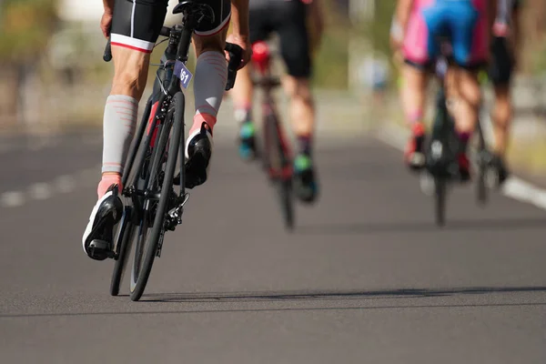 Profesyonel Yarışta Bir Grup Bisikletçi Bir Yol Yarışında Bisikletçiler — Stok fotoğraf