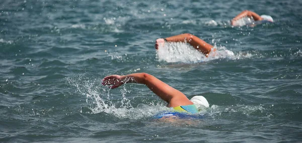 Triatlon Úszók Akik Felhánytorgatják Vizet Három Úszó Triatlonban — Stock Fotó