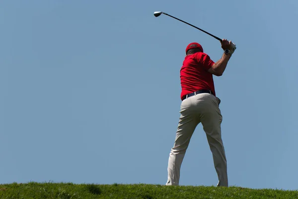 Hombre Jugando Golf Hermoso Campo Golf Verde Soleado Golfista Disparando —  Fotos de Stock
