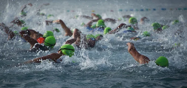 Teilnehmer Schwimmen Beginn Des Triathlons Ins Offene Wasser — Stockfoto